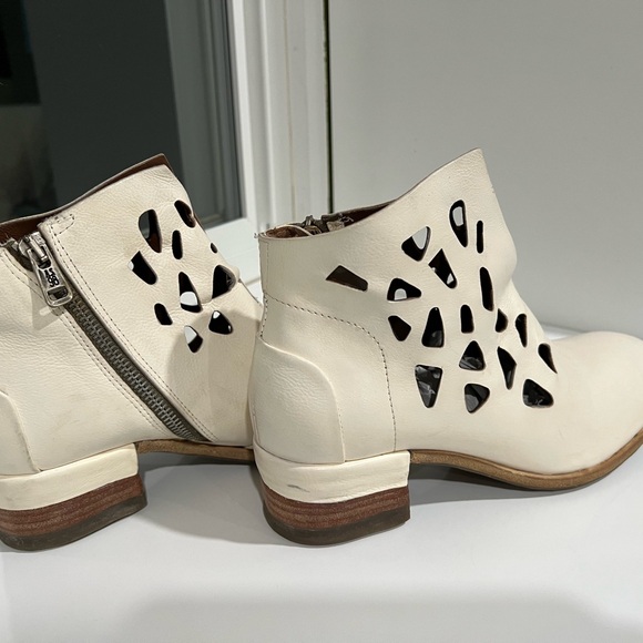 AS98 Ivory CutOut Ankle Boots 38/8 - Picture 5 of 16